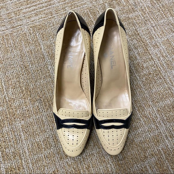 Chanel Tan and Black Leather Close-Toed Heels - Picture 3 of 6